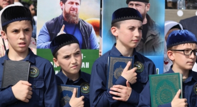 Çeçenistan'da komik provokasyon : Kuran yakılması protesto edildi