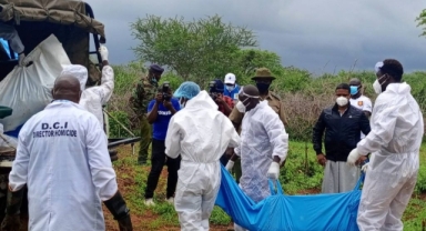 Çocukları battaniyelere sarıp gömdüler, hatta hala nefes alanları bile