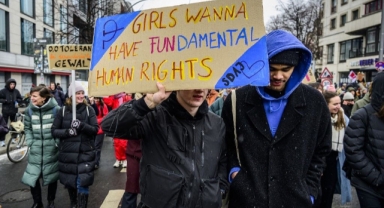 ALMANYA’DA HER 3 ERKEKTEN BİRİ KADINI DÖVMEYİ HAK GÖRÜYOR