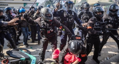 FRANSA : POLİS AZINLIK GENCİ ÖLDÜRDÜ BANLİYÖLER YANIYOR 