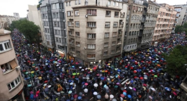 SIRBİSTAN’DA VUCİC İSTİFA PROTESTOLARI