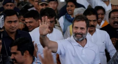 YEREL POLİS RAHUL GANDHİNİN GERGİNLİK BÖLGESİNE GİTMESİNE İZİN VERMEDİ