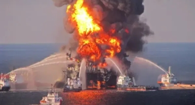 MEKSİKA KÖRFEZİNDE YANGIN 700.000 VARİL PETROL DENİZE AKTI