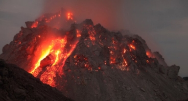 PERU’DA YANARDAĞ PATLAMASI