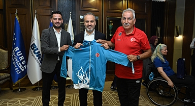 Bursa Büyükşehir Belediye Başkanı Alinur Aktaş, Milli Başarılı Sporcuları Kabul Etti