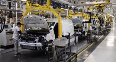 AB, Çin Menşeli Elektrikli Otomobillere Yüksek Gümrük Vergisini Onayladı: Avrupa Otomotiv Pazarı Nasıl Etkilenecek?