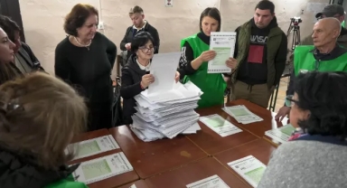  Gürcistan'da Zafer Coşkusu: İktidar Partisi Kazanırken Hükümetin Kimin Kuracağı Belirsiz