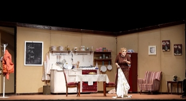 Sumru Yavrucuk’tan Bursalılara Unutulmaz Bir Gece: Shirley Valentine Tayyare Kültür Merkezi’nde Sahnelendi