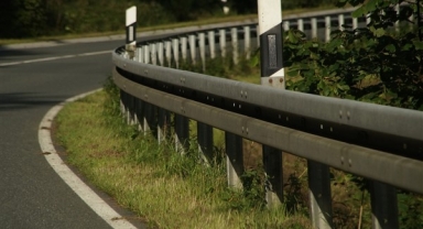 İstanbul’da Metrobüs Kazası: Haramidere Durağında 1 Kişi Hayatını Kaybetti, 20 Yaralı