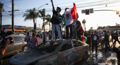 Los Angeles’ta Kaçak Göçmen Operasyonu: ICE ve FBI Baskınına Protesto!